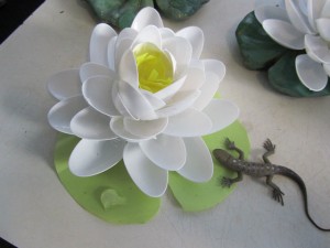 Лилия из пластиковых ложек