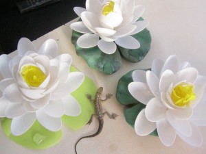 Лилия из пластиковых ложек