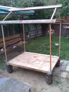 Домик из пластиковых бутылок