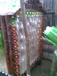 Домик из пластиковых бутылок